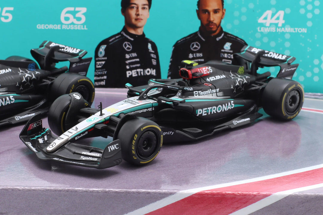 Bburago Mercedes W15 Lewis Hamilton &amp; George Russell set 1:43